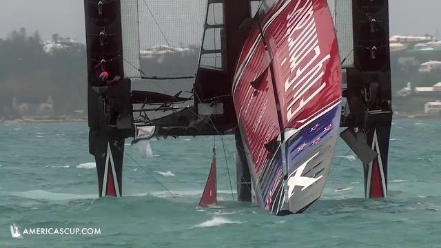 Аварийные ситуации - Опрокидывание - Катамаран Emirates Team New переворачивается через нос смотреть онлайн