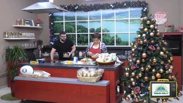 Rreze Dielli, 26 Dhjetor 2018 - Të Gatuajmë me Znj. Vjollca P1 Role me Peta dhe Kadaif смотреть онлайн