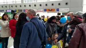 ВСТРЕЧА РОДНЫХ В АЭРОПОРТУ.