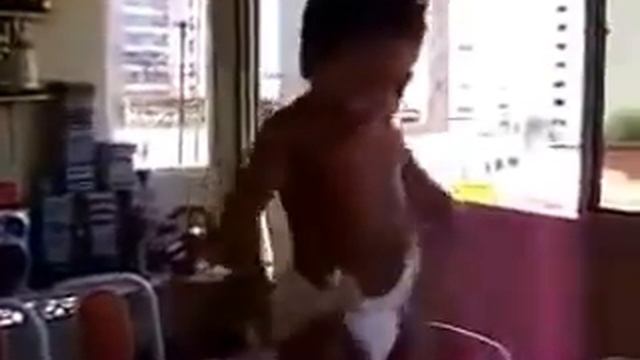 Первый танец малыша в памперсе смотреть онлайн