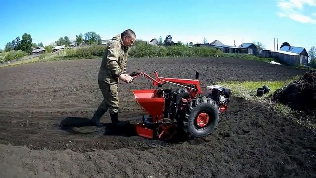 Садим картошку мотоблоком МТЗ с самодельной картофелесажалкой.Не работа-отдых!!!! смотреть онлайн