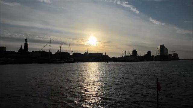 1080p Hafengeburtstag 2023 wunderschönes 3-fach einlaufen am frühen morgen in Hamburg 05.05.2023 смотреть онлайн