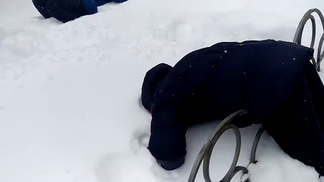 Пацан окунает голову в снег смотреть онлайн
