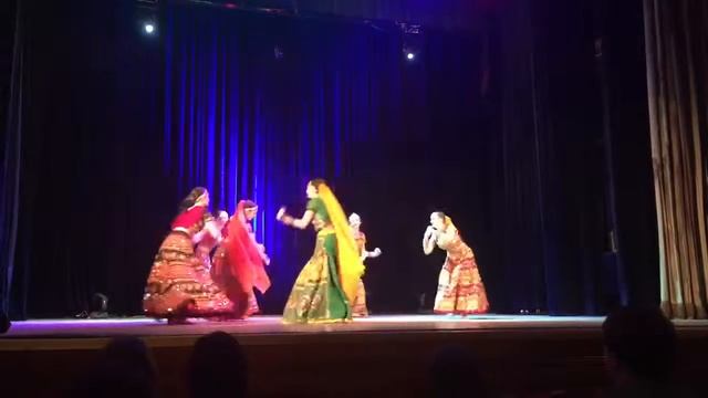 Амрита - праздничный индийский танец Дхоль Баджо ( Лера в зеленом костюме) смотреть онлайн