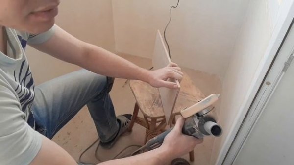 Запил плитки под 45 болгаркой. Заусовка плитки УШМ. Очень подробно.