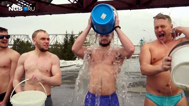 Компания новосибирцев облилась холодной водой на Михайловской набержной смотреть онлайн