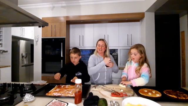 Homemade Pizza | Chasing Gravel KIDS смотреть онлайн