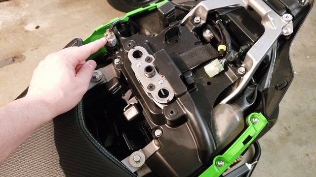 How To: 2016 - 2018 ZX10R ECU Removal смотреть онлайн