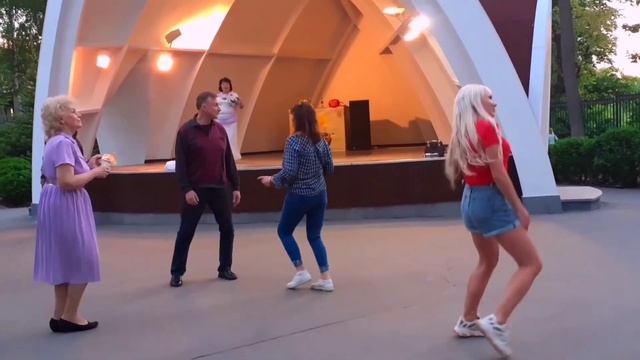ТВОЯ МАРКИЗА, ЕЙ НЕ ДО СНА! ТАНЦЫ В ПАРКЕ ГОРЬКОГО ХАРЬКОВ СЧАСТЛИВЫЕ ДНИ смотреть онлайн