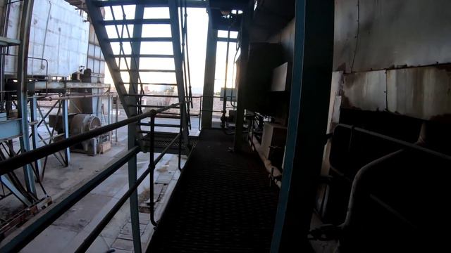 URBEX | We didn't stay unnoticed inside a huge abandoned power station! смотреть онлайн