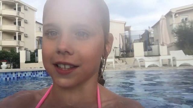 Купаюсь в бассейне с водонепроницаемым чехлом смотреть онлайн