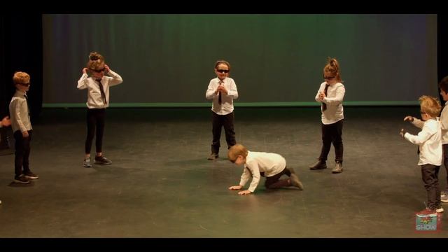 Check out these mini bboys dancing to Men In Black! смотреть онлайн