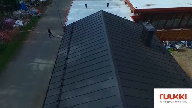 Обзор объекта 660м2 - Фальцевая кровля Ruukki Classic D Pural matt RR23. смотреть онлайн