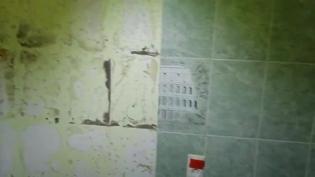 Плитка отпала пластом. Упала плитка со стены вместе с клеем. Ремонт. смотреть онлайн