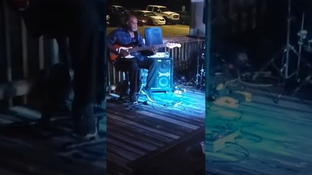Raymond Pearson on 5 string Fender Jazz Bass performing Shinning Star(2) смотреть онлайн