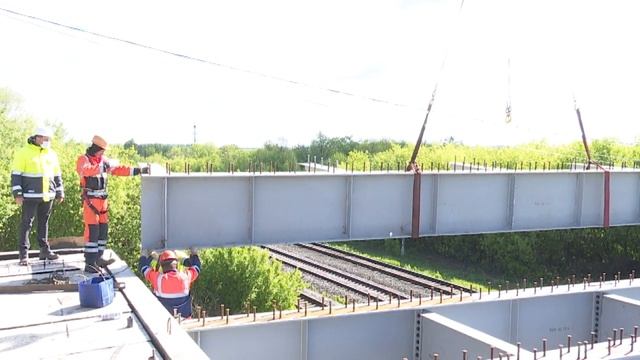 В Нурлате на путепроводе через железную дорогу идет монтаж металлоконструкции пролетного строения смотреть онлайн