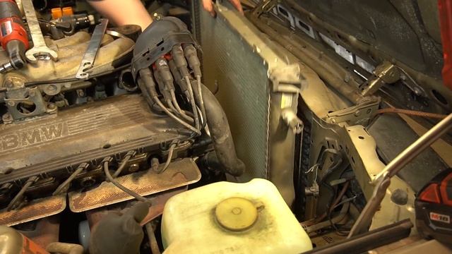 BMW E30 325I / 325IS: How to replace the Radiator смотреть онлайн