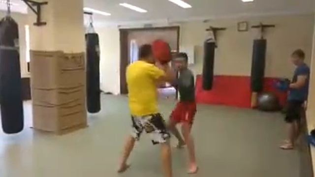 Левый прямой, локоть сбоку. Тренировка ММА. FightBRO.ru - г. Москва, Таганская смотреть онлайн