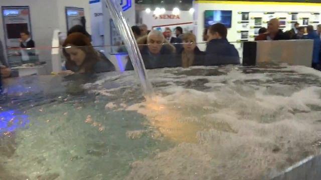 Водопад в переливном бассейне смотреть онлайн