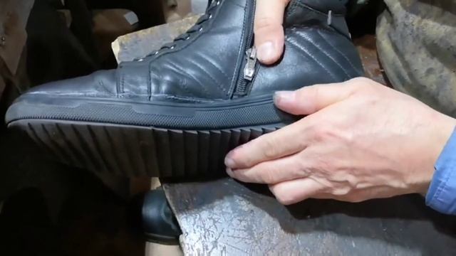 Замена подошвы на мужских ботинках смотреть онлайн