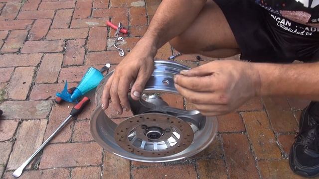 How To Change A 150cc Chinese Scooter Front Tire смотреть онлайн