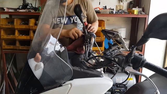 honda pcx motorcycle Scooter front wheel disc brake caliper replacement and air bleed смотреть онлайн
