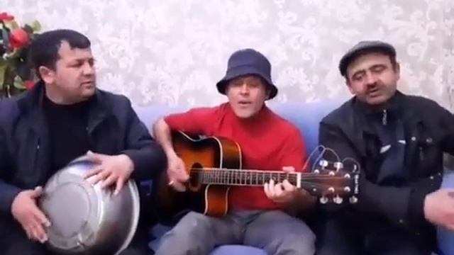 Таджик классно играет на гитаре - Духтари Дарвоз боша.
Tajik Play Guitar- Dukhtari Darvoz Bosha 201