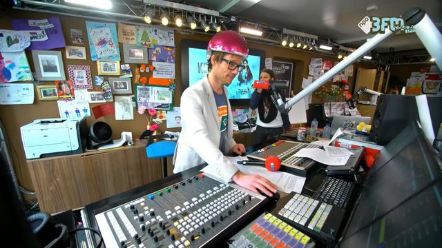 Giel en Eva dansen op YMCA - 3FM Serious Request 2015 смотреть онлайн