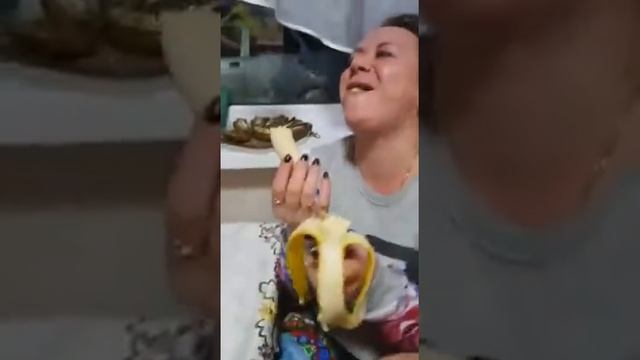 Как правильно есть банан))) смотреть онлайн