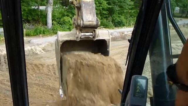 Cat 330D Loading some trucks out смотреть онлайн
