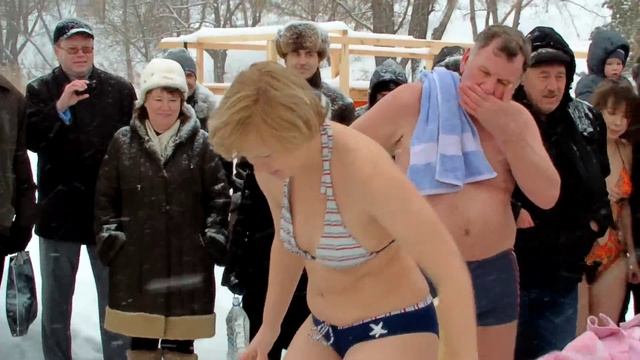 купание в проруби на Крещение смотреть онлайн