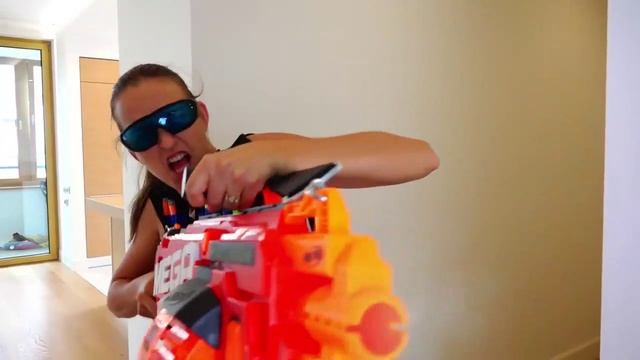 NERF WAR - Creepy Hand Attacks НЕРФ ВОЙНА- Гигантская Рука Атакует смотреть онлайн