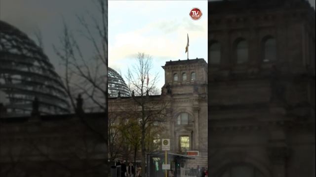 Немецкие соцсети пишут, что над Рейхстагом в Берлине снова появилось знамя Победы/ СербаТВ ? #short смотреть онлайн