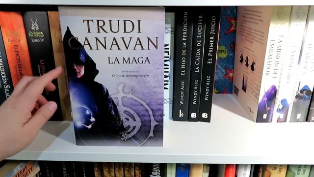 Bookshelf tour de fantasía #FantasyMarch смотреть онлайн