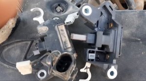 Лада Приора нет зарядки.Как легко поменять щётки генератора.