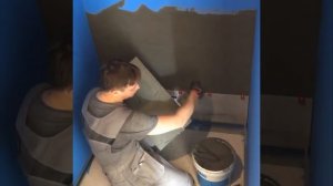 Укладка керамогранита 60х30 на стены душевой с помощью СВП