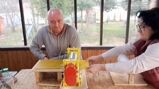 Прокатываем с женой вощину из воска с нашей пасеки смотреть онлайн