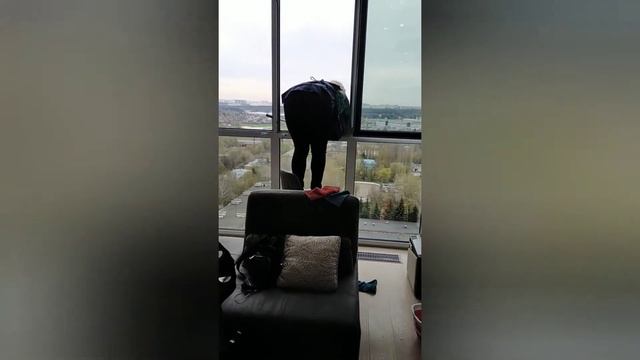 Как мыть панорамные окна самому????
ОЧЕНЬ ОСТОРОЖНО!!! смотреть онлайн