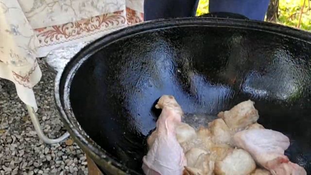 ОРИГИНАЛЬНОЕ ЖАРКОЕ ИЗ СВИНИНЫ С КУРИЦЕЙ В КАЗАНЕ НА КОСТРЕ смотреть онлайн
