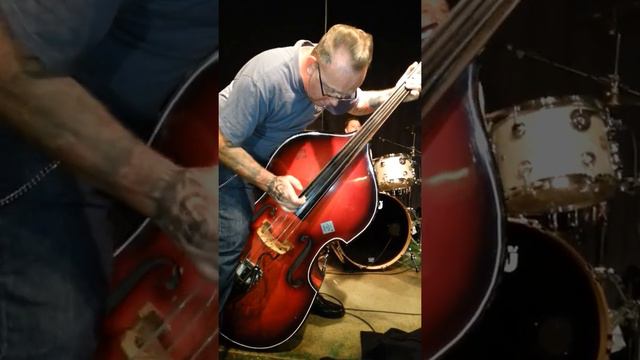 Pete Richards playing bass for Johnny Fox and the Hunters смотреть онлайн