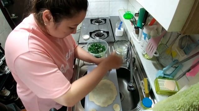 Готовим лепёшки с зеленью смотреть онлайн