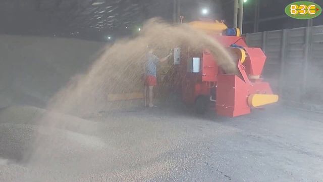 Зерноочиститель ПЗК-60 "Мамонт" в работе. Воронежская обл., Каширский р-н, с. Боево. смотреть онлайн