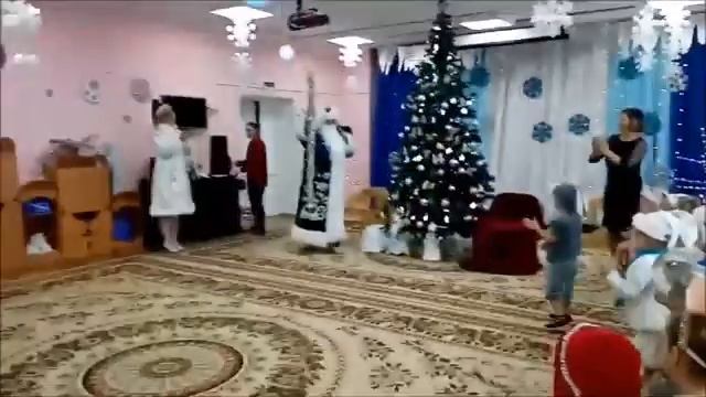 Новогодний утренник в группе № 2 смотреть онлайн