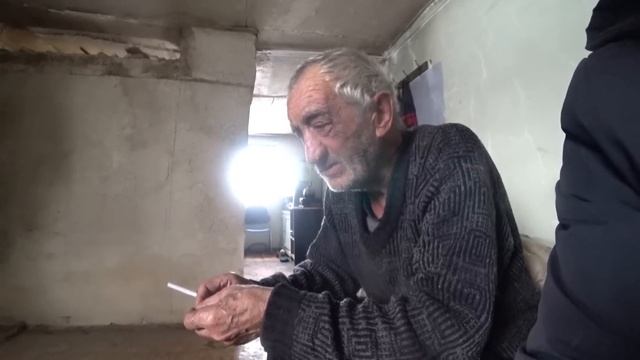 ЗАРОСЛИ ГРЯЗЬЮ СТАРИКИ . НУЖНО ДЕЛАТЬ УБОРКУ . БУДУТ ? смотреть онлайн