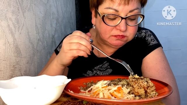 Мукбанг/Смешала всё в одной тарелке/гречка,тефтели,капуста и селедка?/На красную рыбу не заработала смотреть онлайн