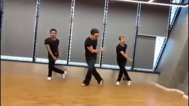 Tiger Shroff Dance On Ek Pal ka jeena Song || Happy birthday Hrithik Roshan Sir || Tiger Rules Offi смотреть онлайн