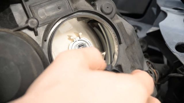 ЗАМЕНА ЛАМП НА FORD FOCUS -- КАК ПОМЕНЯТЬ ЛАМПОЧКУ БЛИЖНЕГО СВЕТА НА FORD FOCUS 2 РЕСТАЙЛИНГ