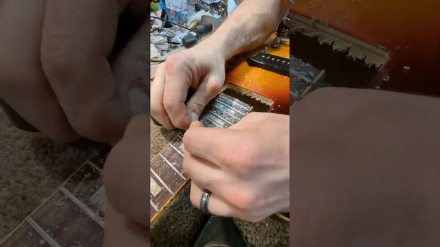 Gibson ES-330 inlay reinstallation and leveling смотреть онлайн