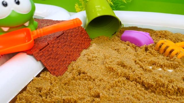 Ам Ням украшает куличики из песка! Развивающие мультики для детей в песочнице