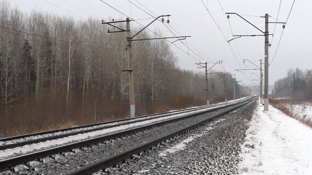 ВЛ11 562 и 3ТЭ10У 0076 с грузовыми поездами на перегоне Балезино - Шур Горьковской железной дороги. смотреть онлайн